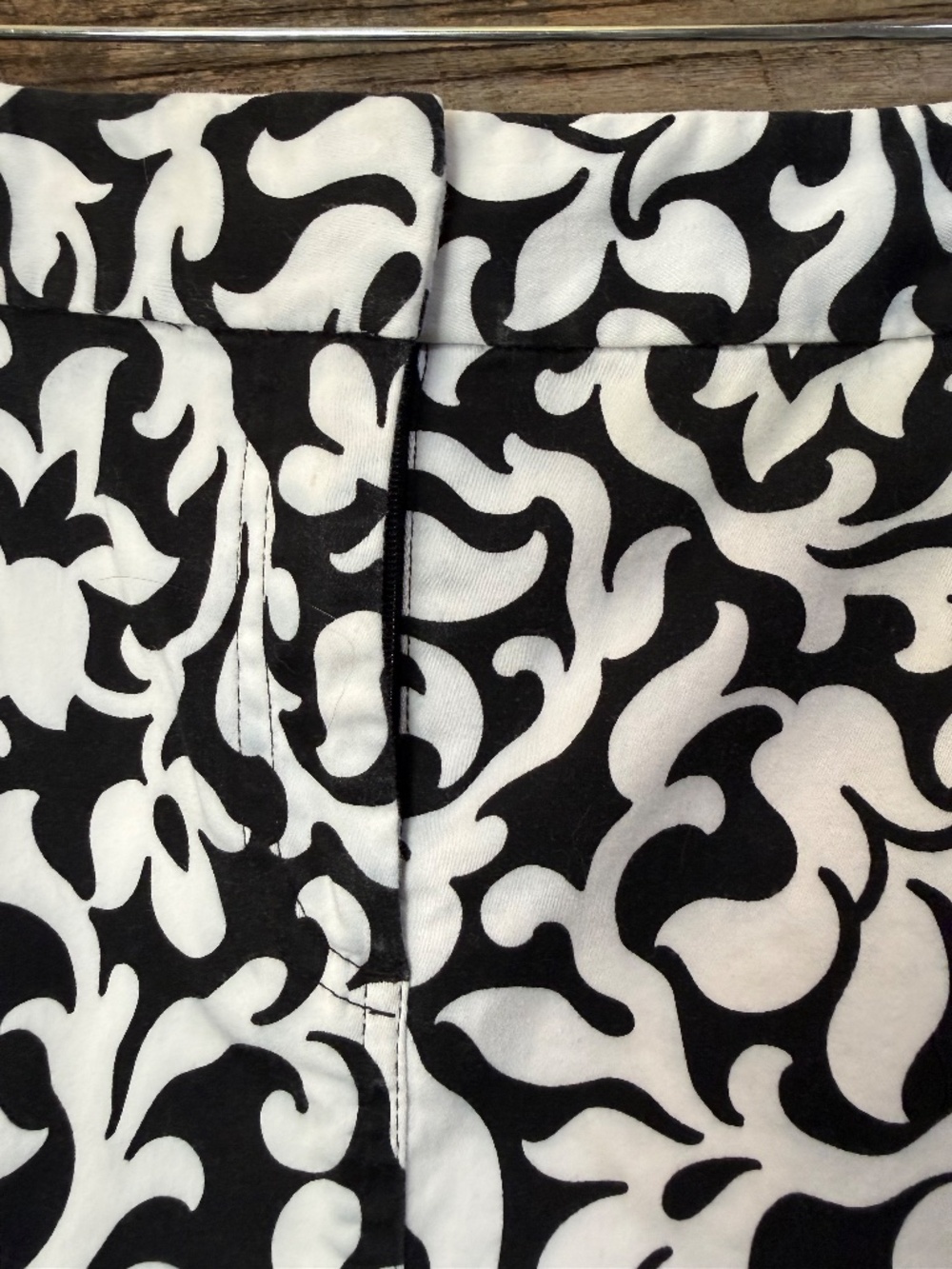Ann Taylor Floral scroll skirt, black and white, size 8 - Picture 3 of 7